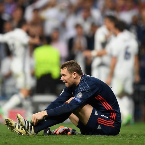 Manuel Neuer sitzt auf dem Rasen - er fällt mit einer Fußverletzung für Rest der Saison aus