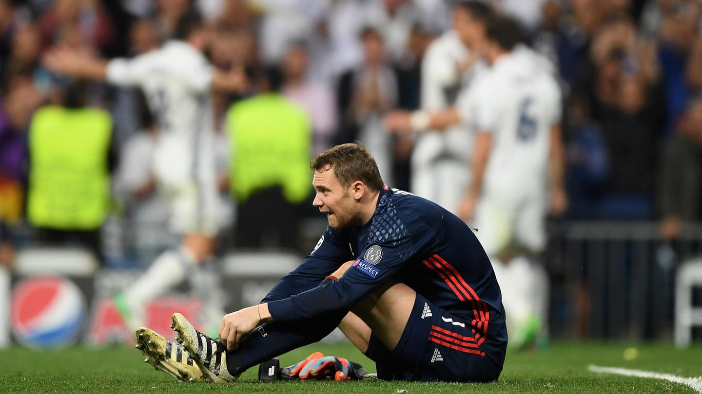 Manuel Neuer sitzt auf dem Rasen - er fällt mit einer Fußverletzung für Rest der Saison aus