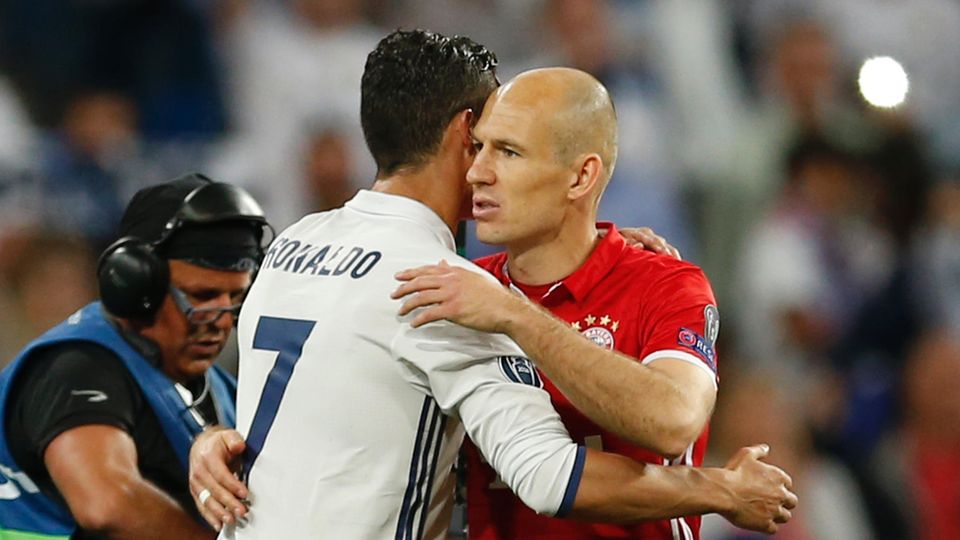 Arjen Robben Cristiano Ronaldo Arjen Robben und Cristiano Ronaldo umarmen sich beim Spiel von Real Madrid gegen FC Bayern München in der Champions League