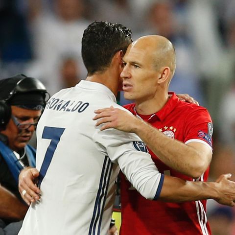 Arjen Robben und Cristiano Ronaldo umarmen sich beim Spiel von Real Madrid gegen FC Bayern München in der Champions League