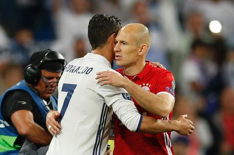 Arjen Robben und Cristiano Ronaldo umarmen sich beim Spiel von Real Madrid gegen FC Bayern München in der Champions League