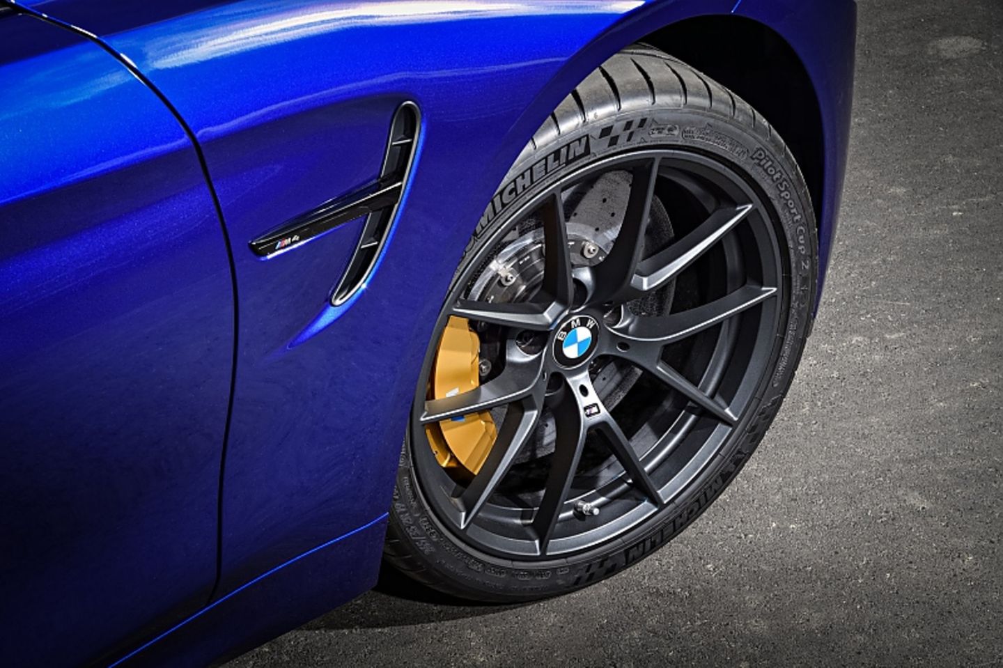 BMW M4 CS - vorne gibt es 19-Zöller
