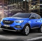  Liebling ich habe den Mokka gepimpt: Der Grandland X ist seinem kompakten Markenbruder in der Frontansicht fast wie aus dem Gesicht geschnitten. 