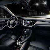 Wirkt vertraut: Die Innenraumgestaltung orientiert sich an Astra und Insignia: aufgeräumt, schwungvoll, hochwertig. 