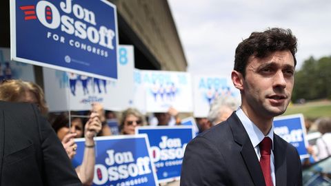 Jon Ossof umringt von Schildern mit seinem Namen - Der Gegenentwurf zu Donald Trump hat eine Distriktwahl in Georgia gewonnen