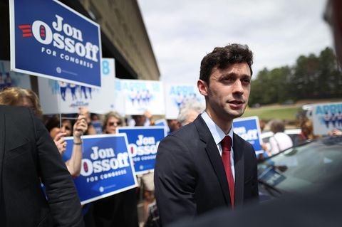 Jon Ossof umringt von Schildern mit seinem Namen - Der Gegenentwurf zu Donald Trump hat eine Distriktwahl in Georgia gewonnen