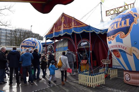 Roncalli-Zelt mit Zuschauern vor dem Eingang