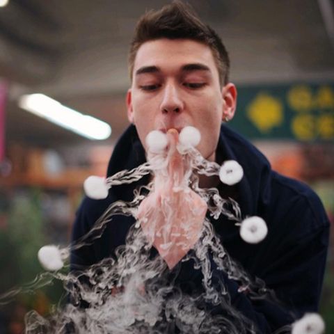 Vape Künstler zeigt was er auf der E-Zigarette kann