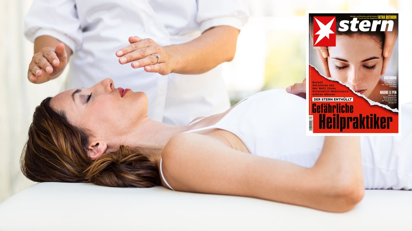 Eine Patientin befindet sich im Gespräch mit medizinischem Personal.