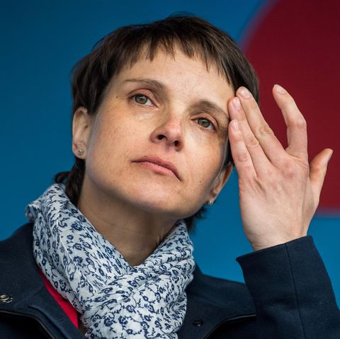 AfD-Chefin Frauke Petry nachdenklich - sie verzichtet auf eine Spitzenkandidatur zur Bundestagswahl