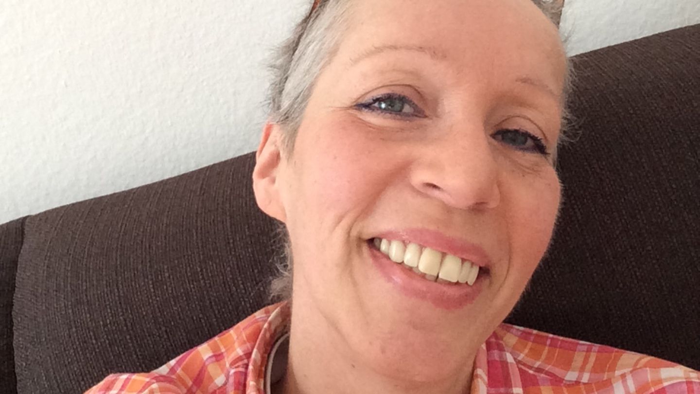 Susanne Reichardt, 55 Die Ehefrau eines Heilpraktikers starb am Ostermontag 2016 an Brustkrebs. Damit andere Patienten nicht so leichtgläubig wie sie in die Fallen der Alternativmedizin stolpern, veröffentlichte sie ihre Leidensgeschichte im Internet, ihr Sohn Michael Koch verbürgt sich für die Echtheit. Demnach tastete sie im Jahr 2010 einen Knoten in ihrer Brust. Ihr Mann diagnostizierte eine "harmlose Zyste". Drei Jahre lang ließ sie sich von ihm verbieten, einen Gynäkologen aufzusuchen. "Die Ehefrau eines Heilpraktikers braucht keinen Arzt", soll er gesagt haben und behandelte sie selbst. Sie schluckte Kapseln, Globuli, Schüsslersalze und bekam einige Mittel, die in der alternativmedizinischen Szene als Wunderwaffen gegen Krebs gehandelt werden: Die "schwarze Salbe", die den Tumor durch die Haut herausziehen und zerstören soll. Den Bittermandelstoff Amygdalin, auch "Vitamin B17" genannt, dessen durchschlagende Wirkung angeblich seit Jahrzehnten von einem Komplott aus Pharmaindustrie und Ärzten verschwiegen wird. Das Miracle Mineral Supplement MMS, das schon beim Einatmen seine giftigen Wirkungen entfaltet. Als sie sich Ende 2014 im Marienhospital Stuttgart einer schulmedizinischen Behandlung unterziehen wollte, war es zu spät. Der Brustkrebs hatte in viele Organe gestreut. Der Heilpraktiker landete vor Gericht und kam mit einer Geldbuße davon - allerdings nicht wegen seiner eigenmächtigen Diagnose und Therapie (die die Staatsanwaltschaft gar nicht zur Anklage brachte), sondern lediglich wegen eines Vorfalles von Körperverletzung im Ehestreit. Quellen: Persönliche Interviews mit dem Heilpraktiker selbst sowie dem Sohn von Susanne Reichardt Michael Koch. Einblick in medizinische und persönliche Dokumente, Arztbriefe, Fotos und Videos. Begleitung des Prozesses am Amtsgericht Simmern. Aufzeichnungen von Susanne Reichardt. Susanne Reichardt, 55 Die Ehefrau eines Heilpraktikers starb am Ostermontag 2016 an Brustkrebs. Damit andere Patienten nicht so leichtgläubig wie sie in die Fallen der Alternativmedizin stolpern, veröffentlichte sie ihre Leidensgeschichte im Internet, ihr Sohn Michael Koch verbürgt sich für die Echtheit. Demnach tastete sie im Jahr 2010 einen Knoten in ihrer Brust. Ihr Mann diagnostizierte eine "harmlose Zyste". Drei Jahre lang ließ sie sich von ihm verbieten, einen Gynäkologen aufzusuchen. "Die Ehefrau eines Heilpraktikers braucht keinen Arzt", soll er gesagt haben und behandelte sie selbst. Sie schluckte Kapseln, Globuli, Schüsslersalze und bekam einige Mittel, die in der alternativmedizinischen Szene als Wunderwaffen gegen Krebs gehandelt werden: Die "schwarze Salbe", die den Tumor durch die Haut herausziehen und zerstören soll. Den Bittermandelstoff Amygdalin, auch "Vitamin B17" genannt, dessen durchschlagende Wirkung angeblich seit Jahrzehnten von einem Komplott aus Pharmaindustrie und Ärzten verschwiegen wird. Das Miracle Mineral Supplement MMS, das schon beim Einatmen seine giftigen Wirkungen entfaltet. Als sie sich Ende 2014 im Marienhospital Stuttgart einer schulmedizinischen Behandlung unterziehen wollte, war es zu spät. Der Brustkrebs hatte in viele Organe gestreut. Der Heilpraktiker landete vor Gericht und kam mit einer Geldbuße davon - allerdings nicht wegen seiner eigenmächtigen Diagnose und Therapie (die die Staatsanwaltschaft gar nicht zur Anklage brachte), sondern lediglich wegen eines Vorfalles von Körperverletzung im Ehestreit. Quellen: Persönliche Interviews mit dem Heilpraktiker selbst sowie dem Sohn von Susanne Reichardt Michael Koch. Einblick in medizinische und persönliche Dokumente, Arztbriefe, Fotos und Videos. Begleitung des Prozesses am Amtsgericht Simmern. Aufzeichnungen von Susanne Reichardt.