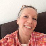 Susanne Reichardt, 55  Die Ehefrau eines Heilpraktikers starb am Ostermontag 2016 an Brustkrebs. Damit andere Patienten nicht so leichtgläubig wie sie in die Fallen der Alternativmedizin stolpern, veröffentlichte sie ihre Leidensgeschichte im Internet, ihr Sohn Michael Koch verbürgt sich für die Echtheit.    Demnach tastete sie im Jahr 2010 einen Knoten in ihrer Brust. Ihr Mann diagnostizierte eine "harmlose Zyste". Drei Jahre lang ließ sie sich von ihm verbieten, einen Gynäkologen aufzusuchen. "Die Ehefrau eines Heilpraktikers braucht keinen Arzt", soll er gesagt haben und behandelte sie selbst. Sie schluckte Kapseln, Globuli, Schüsslersalze und bekam einige Mittel, die in der alternativmedizinischen Szene als Wunderwaffen gegen Krebs gehandelt werden: Die "schwarze Salbe", die den Tumor durch die Haut herausziehen und zerstören soll. Den Bittermandelstoff Amygdalin, auch "Vitamin B17" genannt, dessen durchschlagende Wirkung angeblich seit Jahrzehnten von einem Komplott aus Pharmaindustrie und Ärzten verschwiegen wird. Das Miracle Mineral Supplement MMS, das schon beim Einatmen seine giftigen Wirkungen entfaltet.    Als sie sich Ende 2014 im Marienhospital Stuttgart einer schulmedizinischen Behandlung unterziehen wollte, war es zu spät. Der Brustkrebs hatte in viele Organe gestreut. Der Heilpraktiker landete vor Gericht und kam mit einer Geldbuße davon - allerdings nicht wegen seiner eigenmächtigen Diagnose und Therapie (die die Staatsanwaltschaft gar nicht zur Anklage brachte), sondern lediglich wegen eines Vorfalles von Körperverletzung im Ehestreit.      Quellen: Persönliche Interviews mit dem Heilpraktiker selbst sowie dem Sohn von Susanne Reichardt Michael Koch. Einblick in medizinische und persönliche Dokumente, Arztbriefe, Fotos und Videos. Begleitung des Prozesses am Amtsgericht Simmern. Aufzeichnungen von Susanne Reichardt.