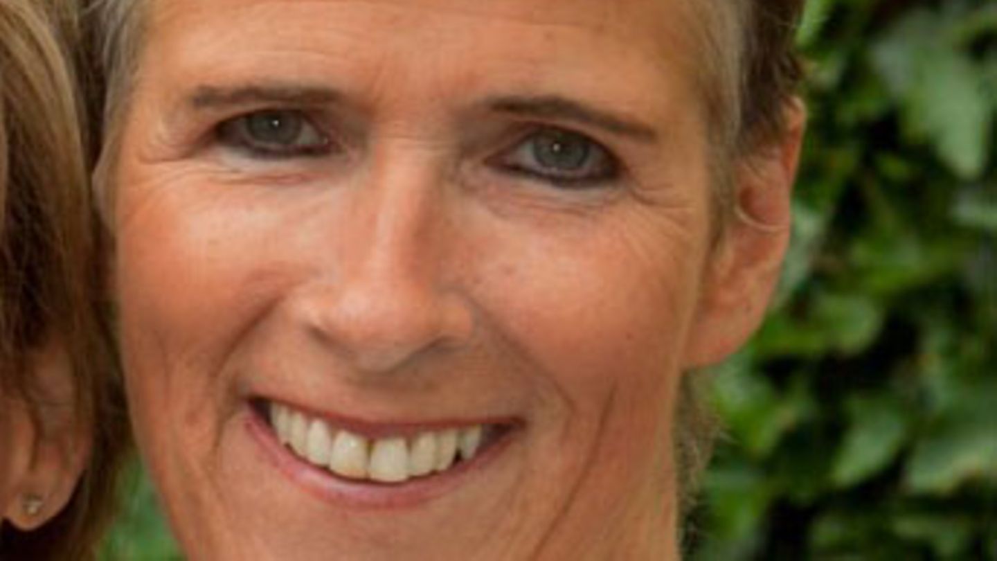 Leentje C., 55 Seit Oktober 2015 litt Leentje C. an Bauchspeicheldrüsenkrebs. Nach einer Operation und anschließender Chemotherapie war sie frei von Metastasen und begab sich in Behandlung beim Heilpraktiker Klaus R. in Brüggen-Bracht. Der gab ihr Infusionen mit der Chemikalie 3-Bromopyruvat, die nicht nach dem Arzneimittelrecht zugelassen ist. In der Theorie soll die Substanz verhindern, dass Krebszellen Zucker verarbeiten. Forschungen dazu liefen an US-Universitäten und den Unikliniken Heidelberg und Frankfurt. Am Menschen wurde 3-Bromopyruvat nur in wenigen Fällen erprobt. Am dritten Behandlungstag fühlte sich Leentje C. schlecht, in der Nacht erlitt sie einen epileptischen Anfall, fiel ins Koma und starb später auf einer Intensivstation. Zwei weitere Patienten von Klaus R. starben unter ähnlichen Umständen. Bis heute ist die genaue Todesursache nicht geklärt. Die Staatsanwaltschaft Krefeld ermittelt gegen Klaus R. Damit es zur Anklage kommt, müsste bewiesen werden, dass 3-Bromopyruvat tatsächlich die Ursache für die Todesfälle war, was schwierig wird, weil es kaum klinische Erfahrungen mit der Substanz gibt. Gleichwohl dürfen Heilpraktiker es nach wie vor per Infusion geben, so Informationen des Gesundheitsministeriums Nordrhein-Westfalen. Verschreiben dürfen es hingegen nur Ärzte. Quellen: Mehrfache Interviews mit der hinterbliebenen Ehefrau von Leentje C. durch Sebastian Lauerer, freier Journalist, im Auftrag des stern. Interviews mit der Staatsanwaltschaft Krefeld, der Krebsforscherin und 3-Bromopyruvat-Expertin Ingrid Herr (Uniklinik Heidelberg), dem Bundesinstitut für Arzneimittel und Medizinprodukte sowie dem Ministerium für Gesundheit, Emanzipation, Pflege und Alter Nordrhein-Westfalen. Leentje C., 55 Seit Oktober 2015 litt Leentje C. an Bauchspeicheldrüsenkrebs. Nach einer Operation und anschließender Chemotherapie war sie frei von Metastasen und begab sich in Behandlung beim Heilpraktiker Klaus R. in Brüggen-Bracht. Der gab ihr Infusionen mit der Chemikalie 3-Bromopyruvat, die nicht nach dem Arzneimittelrecht zugelassen ist. In der Theorie soll die Substanz verhindern, dass Krebszellen Zucker verarbeiten. Forschungen dazu liefen an US-Universitäten und den Unikliniken Heidelberg und Frankfurt. Am Menschen wurde 3-Bromopyruvat nur in wenigen Fällen erprobt. Am dritten Behandlungstag fühlte sich Leentje C. schlecht, in der Nacht erlitt sie einen epileptischen Anfall, fiel ins Koma und starb später auf einer Intensivstation. Zwei weitere Patienten von Klaus R. starben unter ähnlichen Umständen. Bis heute ist die genaue Todesursache nicht geklärt. Die Staatsanwaltschaft Krefeld ermittelt gegen Klaus R. Damit es zur Anklage kommt, müsste bewiesen werden, dass 3-Bromopyruvat tatsächlich die Ursache für die Todesfälle war, was schwierig wird, weil es kaum klinische Erfahrungen mit der Substanz gibt. Gleichwohl dürfen Heilpraktiker es nach wie vor per Infusion geben, so Informationen des Gesundheitsministeriums Nordrhein-Westfalen. Verschreiben dürfen es hingegen nur Ärzte. Quellen: Mehrfache Interviews mit der hinterbliebenen Ehefrau von Leentje C. durch Sebastian Lauerer, freier Journalist, im Auftrag des stern. Interviews mit der Staatsanwaltschaft Krefeld, der Krebsforscherin und 3-Bromopyruvat-Expertin Ingrid Herr (Uniklinik Heidelberg), dem Bundesinstitut für Arzneimittel und Medizinprodukte sowie dem Ministerium für Gesundheit, Emanzipation, Pflege und Alter Nordrhein-Westfalen.