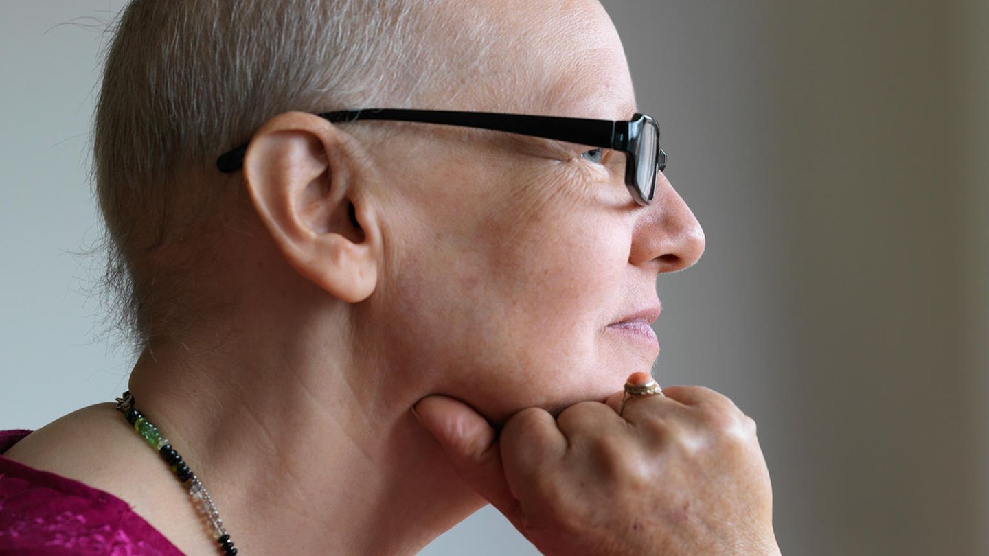 Renate Mulofwa (Name von der Redaktion geändert), 53  Am Anfang ihrer Odyssee durch die Alternativmedizin stand ein Gynäkologe, der keine Zeit hatte. Er rief sie auf dem Handy an, um ihr kurz das Ergebnis einer Gewebeprobe aus ihrer Brust mitzuteilen. Sie habe Krebs. Er habe sie für die kommende Woche zur OP im Krankenhaus angemeldet. Punkt. Was er nicht sagte: Der Krebs war im Frühstadium, die Heilungschancen standen gut.    Mulofwa blieb allein mit ihren Ängsten: Verstümmelung durch die OP, Haarausfall und Erbrechen durch die Chemotherapie. Das wollte sie nicht. Ihren Kindern und Freundinnen sagte sie: "Ich werde einen anderen Weg gehen. Ich weiß, dass er für mich richtig ist. Fragt mich nie danach, gebt mir keine klugen Ratschläge."    In vier Jahren war sie bei mehr als 20 Heilpraktikern, Heilern und Ärzten, die sich auf Alternativmedizin spezialisiert hatten. Sie probierte alles aus, was der Markt an Wundermitteln zu bieten hatte. Nur einmal, nach zweieinhalb Jahren, wurde sie schwach, weil sie sah, wie der Krebs in ihrem Körper wucherte. Sie ließ eine OP zu, doch danach ging sie ihren alternativen Weg weiter. Bald hatte der Krebs im ganzen Körper gestreut. Als sie das zweite Mal zurück in den Schoß der Schulmedizin floh, traf sie auf den Onkologen Miklos Pless, der sie nahm, wie sie war. Er sagte ihr nicht: "Wie konnten Sie es nur so weit kommen lassen!". Stattdessen: "Ihr Allgemeinzustand ist immer noch recht gut. Wenn Sie sich selber eine Chance geben, könnte es Ihnen bald viel besser gehen." Für Heilung war es zu spät, doch mit Hilfe von Pless blieben ihr noch mehr als zwei Jahre, in denen es ihr zeitweise sehr gut ging.  Quellen: Renate Mulofwa ist die Freundin einer engen Freundin des Autors dieses Artikels Bernhard Albrecht. Im Jahr 2012 besuchte er sie mehrfach in ihrem Wohnort in der Schweiz, sichtete alle vorhandenen medizinischen Unterlagen, kontaktierte, soweit rekonstruierbar und erreichbar, ihre behandelnden Ärzte, Heilpraktiker und Heiler. Die ausführliche Geschichte schrieb er vor fünf Jahren für den Spiegel auf. 