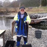 Hans-Ulrich Leupold, 67  Der selbständige Unternehmensberater, der Klassik liebte und gerne ins Theater ging, starb im Jahr 2015. Seine Tochter Jacqueline Klaus machte seine Leidensgeschichte öffentlich. Demnach tastete Leupold im Jahr 2008 einen stecknadelkopfgroßen Tumor am Hals. Er ließ ihn operativ entfernen. Die Gewebeprobe ergab eine bösartige Form von Lymphdrüsenkrebs, eine Strahlentherapie wurde empfohlen.    Zu dieser Zeit traf er einen Freund, mit dem er früher die Militärakademie besucht hatte. Der machte ihn vertraut mit den Irrlehren des mehrfach verurteilten und per Haftbefehl gesuchten Ex-Arztes Ryke Geerd Hamer, der die "Germanische Neue Medizin" erdacht hat. Hamer glaubt, dass Krebs infolge ungelöster "Konflikte" auftritt – löse man diese Konflikte, verschwinde der Krebs.    Leupold hatte die Scheidung von seiner ersten Ehefrau nur schlecht verwunden – der Freund riet ihm, hier anzusetzen. Später im Laufe seiner Krankheit reiste Leupold zu Hamer, der vor der Strafverfolgung nach Norwegen geflüchtet war, und ließ sich dort von ihm persönlich diagnostizieren und behandeln. Der Krebs wucherte in seinem Körper, er nahm 20 Kilogramm ab. Nach einem Krampfanfall kam er im März 2015 auf die Palliativstation des St. Carolus-Krankenhauses in Görlitz. Auch dort besuchte ihn noch sein Freund und Berater und ermutigte Leupold mit den Worten, er sei "auf dem richtigen Weg". Auch spielte er ihm dort das Lied "Mein Studentenmädchen" vor, das Hamer komponiert hatte und von dem nach der Theorie des Ex-Arztes krebsheilende Wirkungen ausgehen sollen.    Nach einer Woche auf der Palliativstation starb Leupold. Nach Schilderungen der Tochter war kein Heilpraktiker in die Behandlung von Leupold involviert – doch die Irrlehren des Dr. Hamer werden – wie der stern-Report im aktuellen Heft 17 aufdeckt - an Heilpraktikerschulen gelehrt. Auch findet man bundesweit Heilpraktiker, die sich auf ihren Websites offen zu Hamer bekennen.  Quellen: Die Tochter des Verstorbenen Jacqueline Klaus schreibt dem stern, dass sie alles durch Unterlagen belegen kann. Ihre Schilderungen über das Sterben ihres Vaters sind seit längerem unwidersprochen bei Sekten-Info NRW eingestellt. Undercover-Besuch eines Studienkreises "Germanische Neue Medizin" sowie Teilnahme an einem Kurs in "BioLogischem Heilwissen" (ein neuerer Deckname für die „Germanische Neue Medizin) an der Heilpraktikerschule Regensburg. 