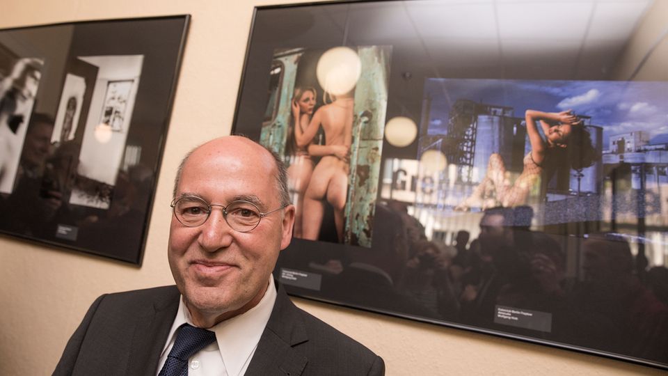 Gysi zufrieden mit vermeintlichem Nackt-Coup Gysi zufrieden mit vermeintlichem Nackt-Coup