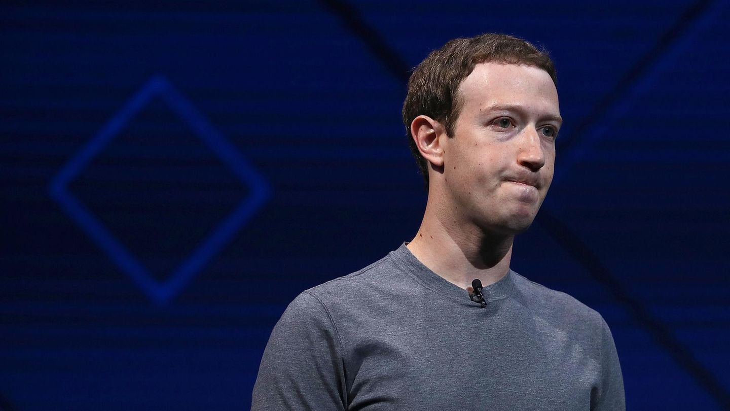 Facebook-Chef Mark Zuckerberg schaut bei seiner F8-Rede betreten