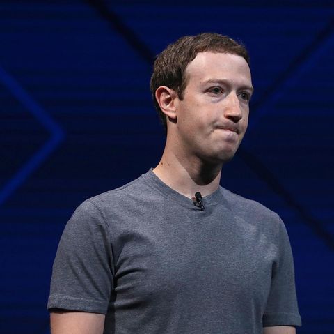 Facebook-Chef Mark Zuckerberg schaut bei seiner F8-Rede betreten