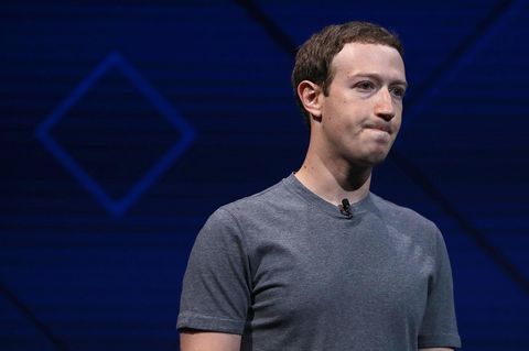 Facebook-Chef Mark Zuckerberg schaut bei seiner F8-Rede betreten
