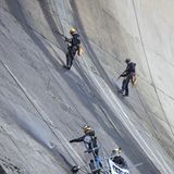 Die Talsperre Eibenstock bekam ein großformatiges Kunstwerk - durch Hochdruckreinigung. Der Künstler Klaus Dauven arbeitete mit Hochdruck in den rund 30 Jahre alten Schmutz ein Bild von zwei Forellen heraus. Die Fische nehmen den Platz über die gesamte Breite der Staumauer ein.