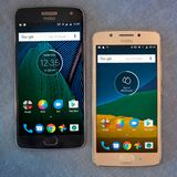 Moto G5 und G5 Plus liegen nebeneinander
