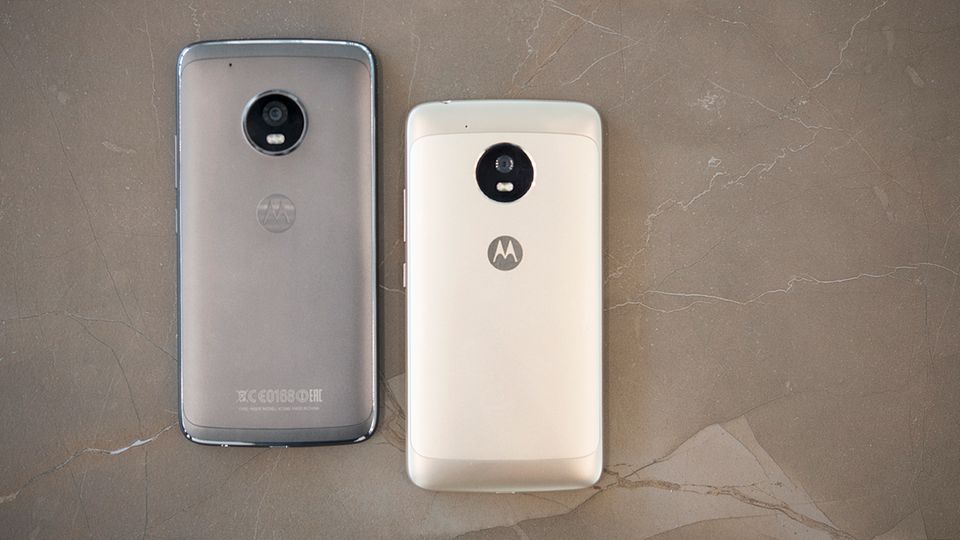 Moto G5 und G5 Plus Moto G5 und G5 Plus liegen auf einem Steinfläche