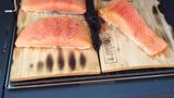 Fisch vom Grill ist sehr lecker, eine gute Alternative zum Fleisch aber etwas schwieriger im Umgang. Gegart auf einem Zedernholzbrettchen gelingt Fisch wie Lachs oder Seehecht fast immer. Am besten die Bretter über Nacht in Wasser einlegen und dann samt Fisch auf den Grill. Der vom heißen Holz aufsteigende Rauch verleiht dem Fisch eine leichte Räuchernote und so serviert macht das Meerestier auf dem Tisch auch optisch etwas her. Zedernholzbretter bieten viele Grillhersteller auf ihren Zubehörseiten an oder einfach im Baumarkt in die Grillabteilung schauen. 