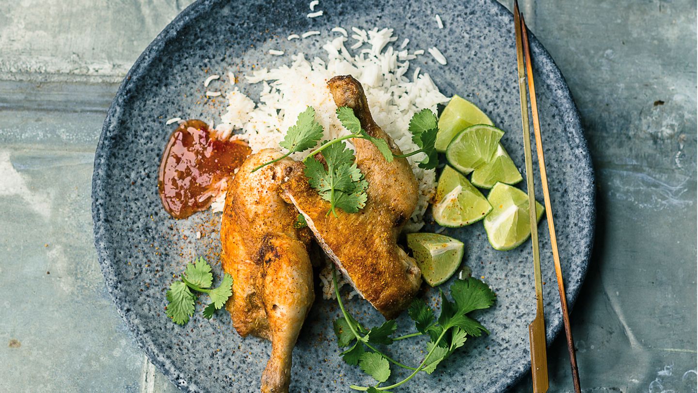 Frisch gegrilltes Hühnchen auf Reis, mit LImetten, Koriander und "Chili for Chicken"