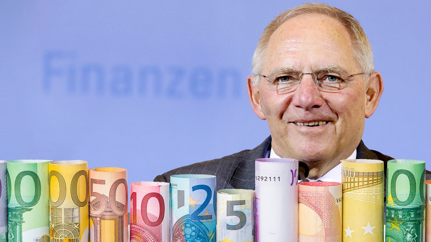Finanzminister Schäuble kann sich für 2016 über einen Überschuss von 24 Milliarden Euro freuen