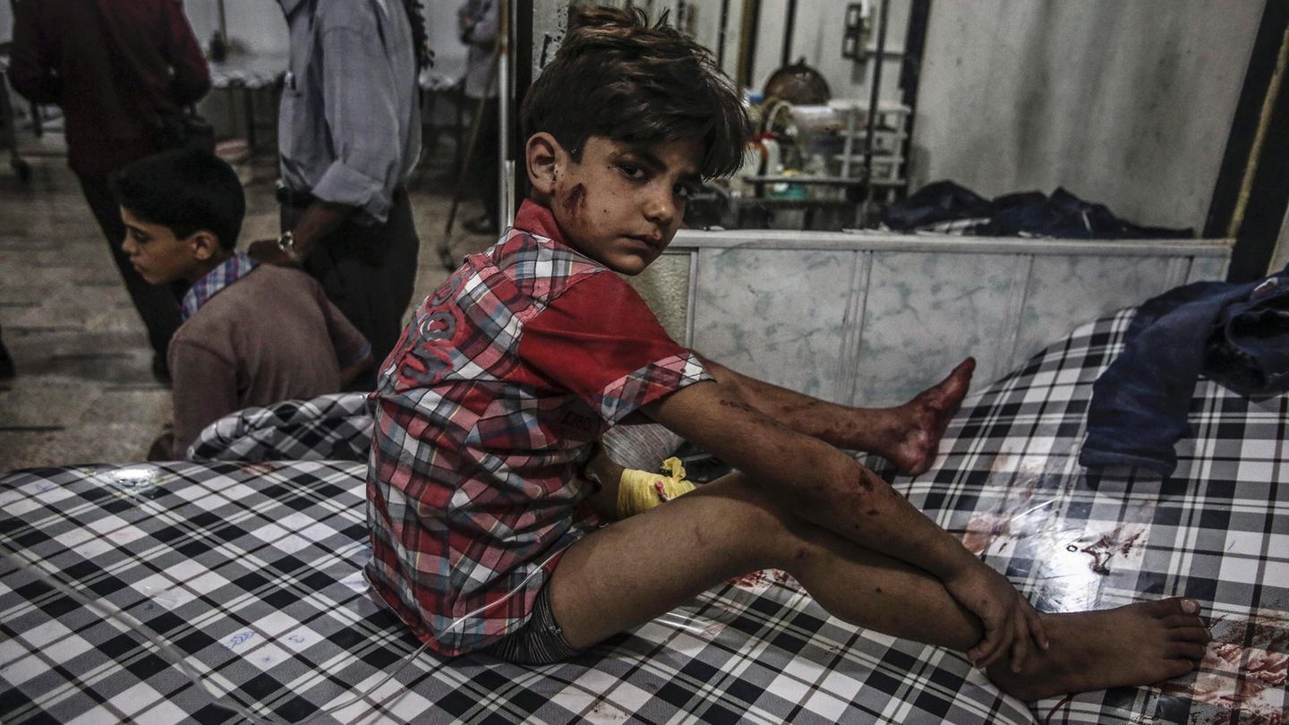 Der Junge wird nach einem Luft-Bombardement bei Damaskus in Syrien im Juli 2016 in einem Feldlazarett versorgt.