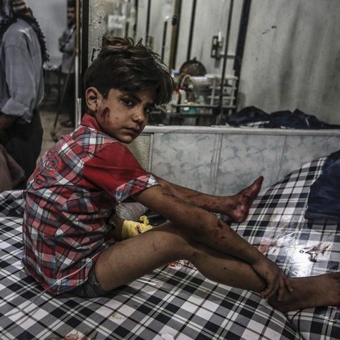 Der Junge wird nach einem Luft-Bombardement bei Damaskus in Syrien im Juli 2016 in einem Feldlazarett versorgt.
