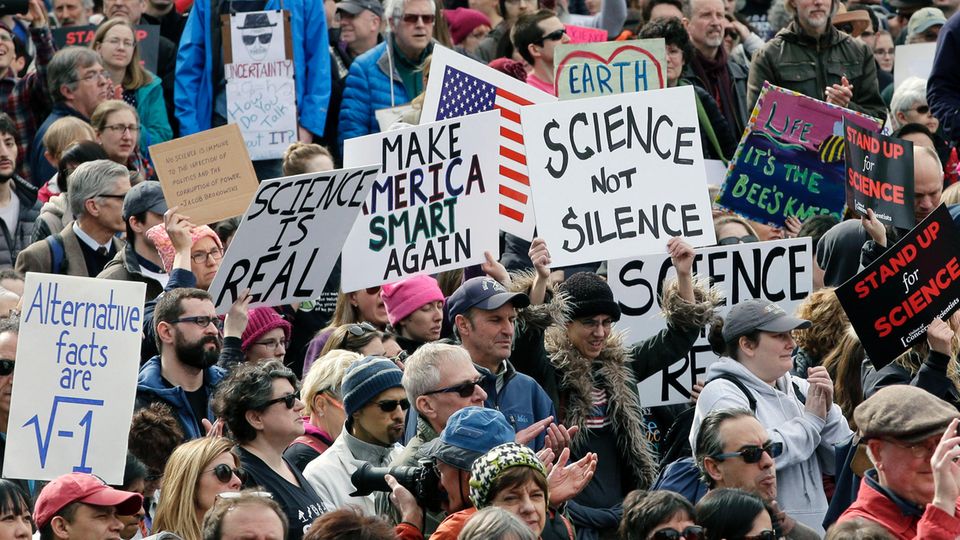 Wissenschaftler demonstrieren am 19.02.2017 in Boston, USA, gegen die Trump-Regierung.