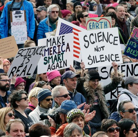 Wissenschaftler demonstrieren am 19.02.2017 in Boston, USA, gegen die Trump-Regierung.