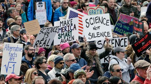 Wissenschaftler demonstrieren am 19.02.2017 in Boston, USA, gegen die Trump-Regierung.
