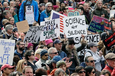 Wissenschaftler demonstrieren am 19.02.2017 in Boston, USA, gegen die Trump-Regierung.