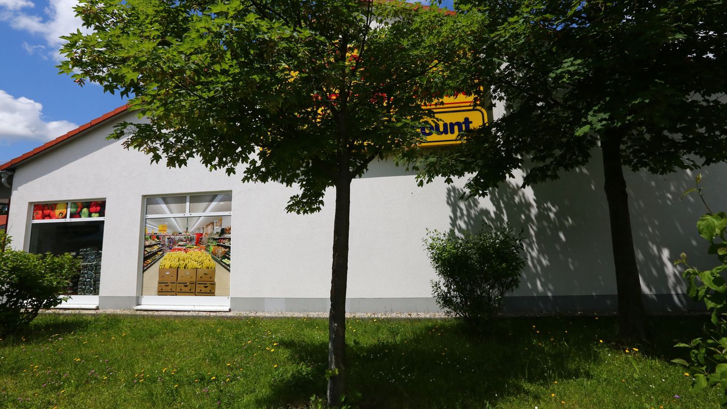 Vor dem Discounter im sächsischen Arnsdorf wurde der Mann an einen Baum gefesselt.