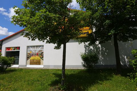 Vor dem Discounter im sächsischen Arnsdorf wurde der Mann an einen Baum gefesselt.