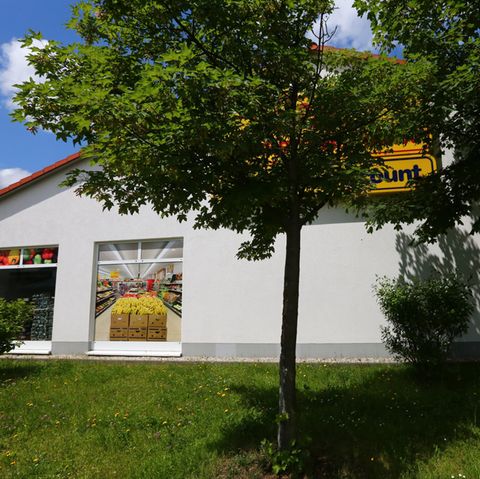 Vor dem Discounter im sächsischen Arnsdorf wurde der Mann an einen Baum gefesselt.