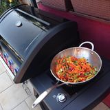 Männer am Grill sind ja oft eher fleischfixiert. Ein dezenter Hinweis zu mehr Vielfalt könnte das Geschenk einer Wok-Pfanne sein.  Der Grill muss dafür entweder eine Aussparung auf dem Grillrost haben oder einen Seitenkocher am Gasgrill. Unverwüstlicher Edelstahl (einschließlich Griff) ist eine gute Materialwahl und ein Durchmesser von rund 30 dann Zentimetern sollte für alle Grills passen. Manche Wokpfannen sind ausladender und passen unter Umständen dann nur noch auf den Seitenkocher, wenn die Grillhaube geöffnet ist. Viele Hersteller bieten für ihre Grills eigene Wok-Pfannen an. 