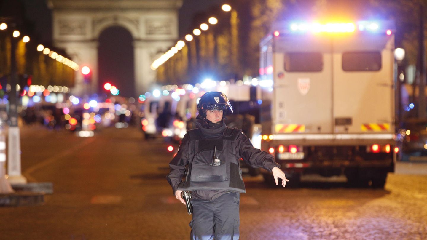 Paris Polizist Bei Schussen Auf Champs Elysees Getotet Stern De