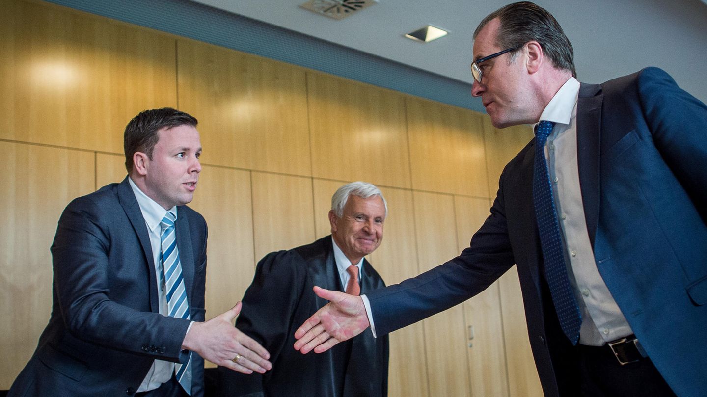 Unternehmer Clemens Tönnies (r.) und sein Neffe Robert schütteln sich vor Gericht die Hand