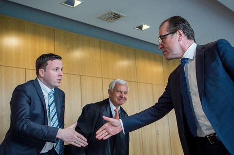 Unternehmer Clemens Tönnies (r.) und sein Neffe Robert schütteln sich vor Gericht die Hand