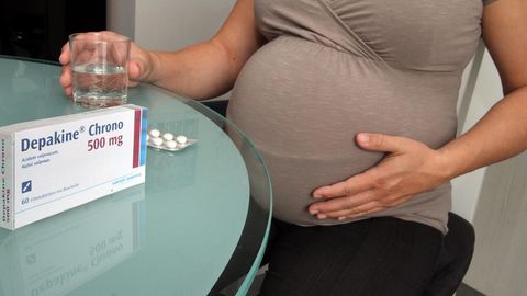 Eine schwangere Frau nimmt das Epilepsie-Medikament Depakine ein