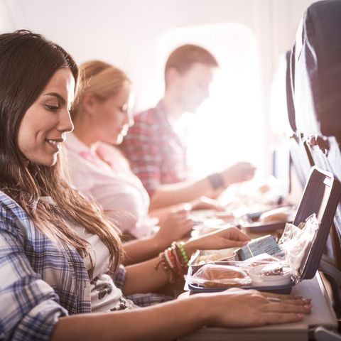 Aufgetischt: Nur noch bei Langstreckenflügen sind Essen und Getränke im Flugpreis inbegriffen.