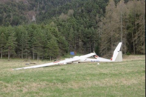 Wrack des abgestürzten Segelflugzeugs vor einem Waldstück