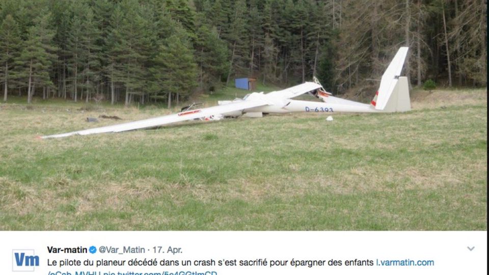 Wrack des abgestürzten Segelflugzeugs vor einem Waldstück