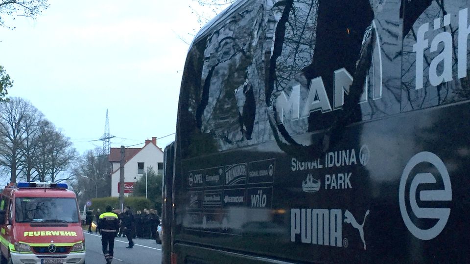 Der Mannschaftsbus des BVB nach dem Bombenanschlag