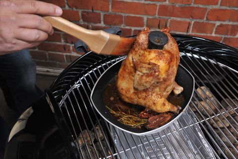 Ein Evergreen - das Bier-Huhn. Findige Griller schoben einst Hühnchen auf einer Bierdose sitzend auf den Grill. Das Vieh wurde bei gut 100 Grad indirekt gegart, das Bier verdampfte und hielt das Hühnerfleisch schön saftig. Eleganter und standfester geht das indes mit einem richtigen "Grillhuhnsitz". Diese Vorrichtungen gibt es in diversen Formen. Wer seinen Grill möglichst sauber halten möchte, greift zu einem Sitz mit einer geschlossener Schale, wie dem von Weber zum Beispiel. 