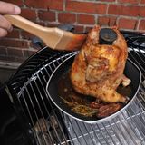 Ein Evergreen - das Bier-Huhn. Findige Griller schoben einst Hühnchen auf einer Bierdose sitzend auf den Grill. Das Vieh wurde bei gut 100 Grad indirekt gegart, das Bier verdampfte und hielt das Hühnerfleisch schön saftig. Eleganter und standfester geht das indes mit einem richtigen "Grillhuhnsitz". Diese Vorrichtungen gibt es in diversen Formen. Wer seinen Grill möglichst sauber halten möchte, greift zu einem Sitz mit einer geschlossener Schale, wie dem von Weber zum Beispiel. 