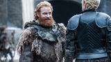 Zuletzt war Brienne von Tarth in Schnellwasser, hier scheint sie zurück in der Schwarzfeste zu sein. Wildling Thormund flirtete schon früher mit der starken Kämpferin.